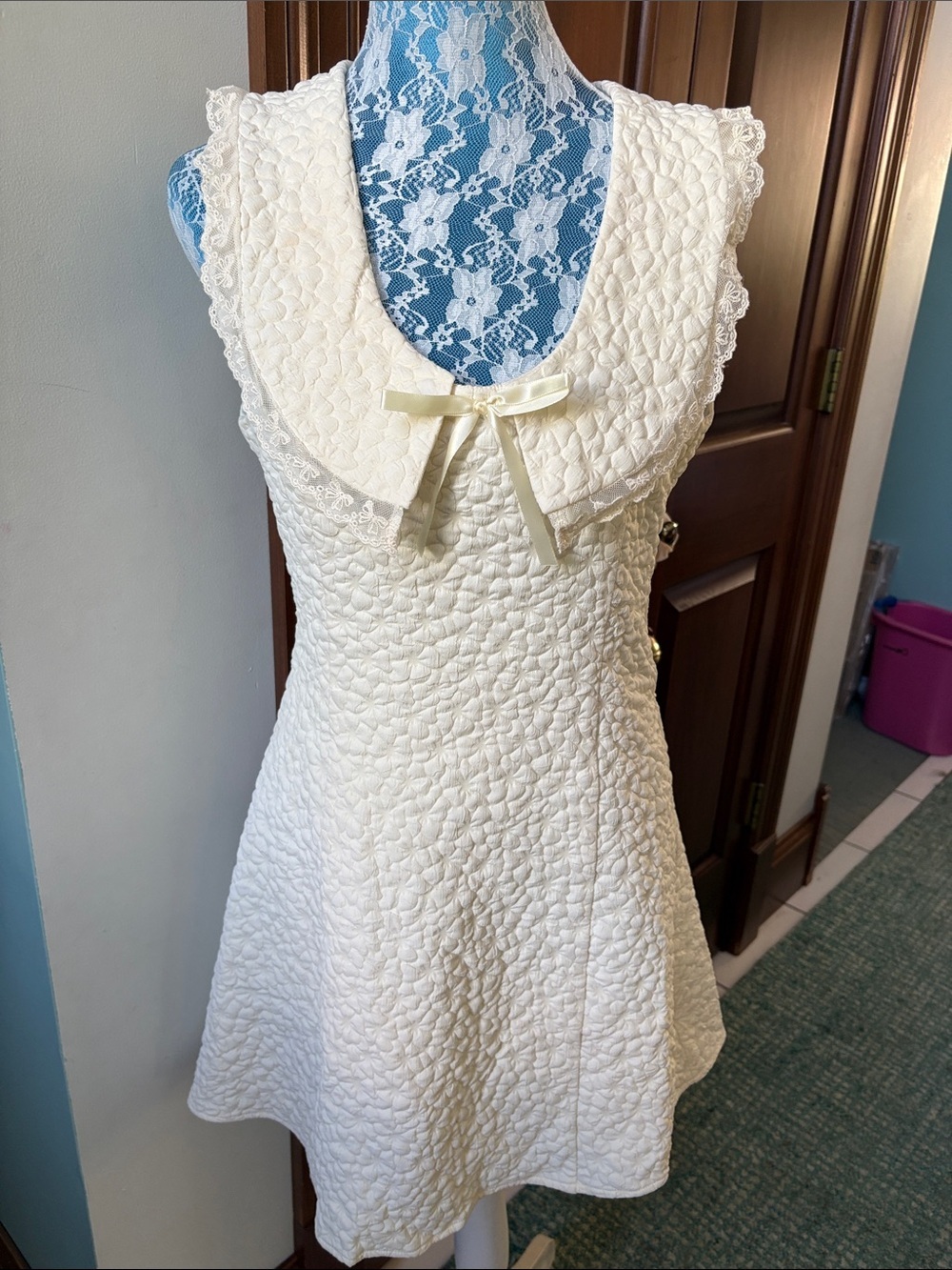 Bright  mini dress  quilted floral pattern  cream  rounded V-neck
Sleeveless NWO